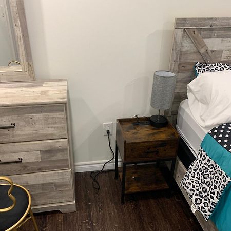 Modern 1 Bedroom + Den In Кеймбридж Екстериор снимка