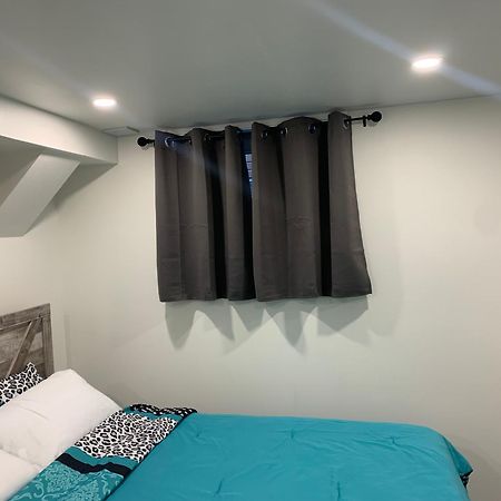 Modern 1 Bedroom + Den In Кеймбридж Екстериор снимка