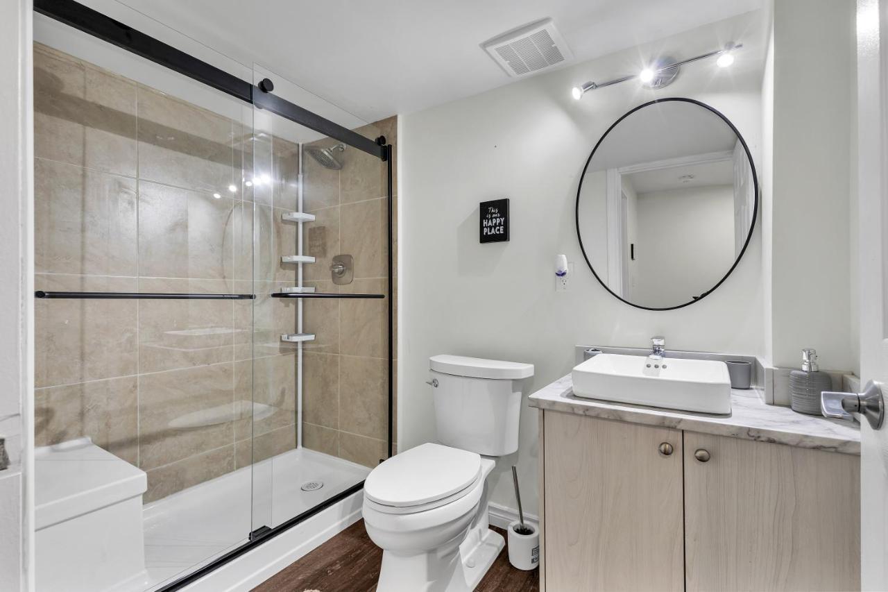 Modern 1 Bedroom + Den In Кеймбридж Екстериор снимка