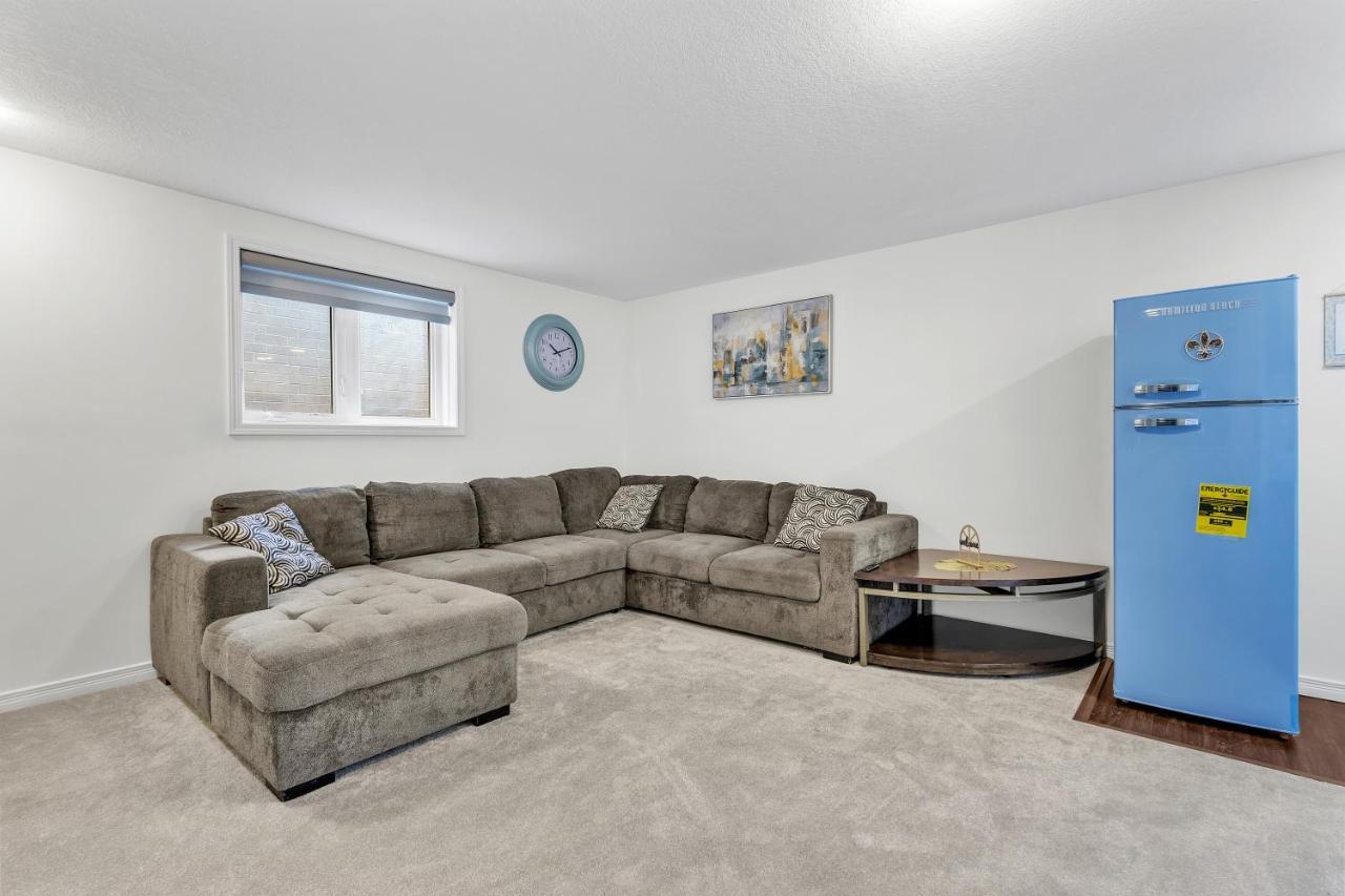 Modern 1 Bedroom + Den In Кеймбридж Екстериор снимка