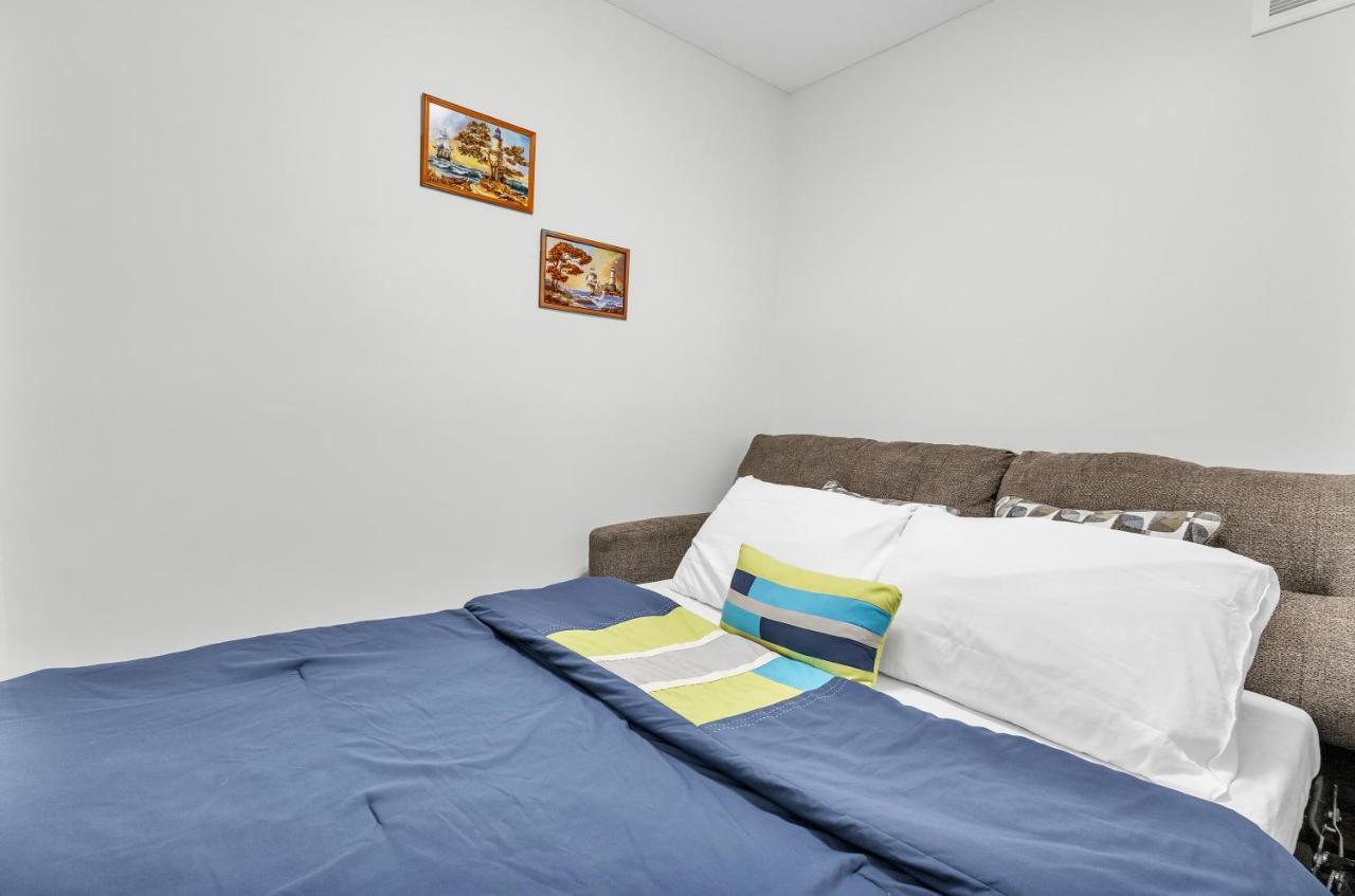 Modern 1 Bedroom + Den In Кеймбридж Екстериор снимка