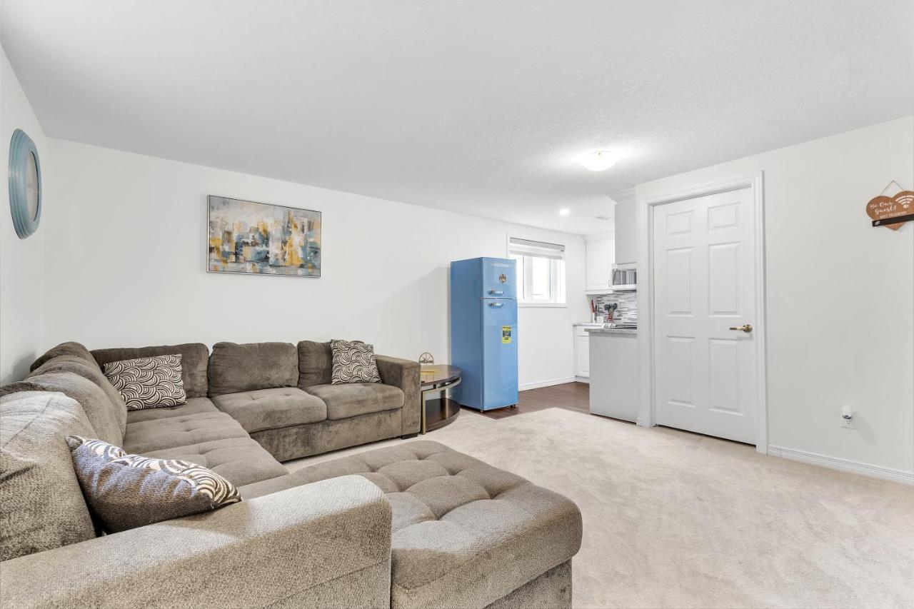 Modern 1 Bedroom + Den In Кеймбридж Екстериор снимка