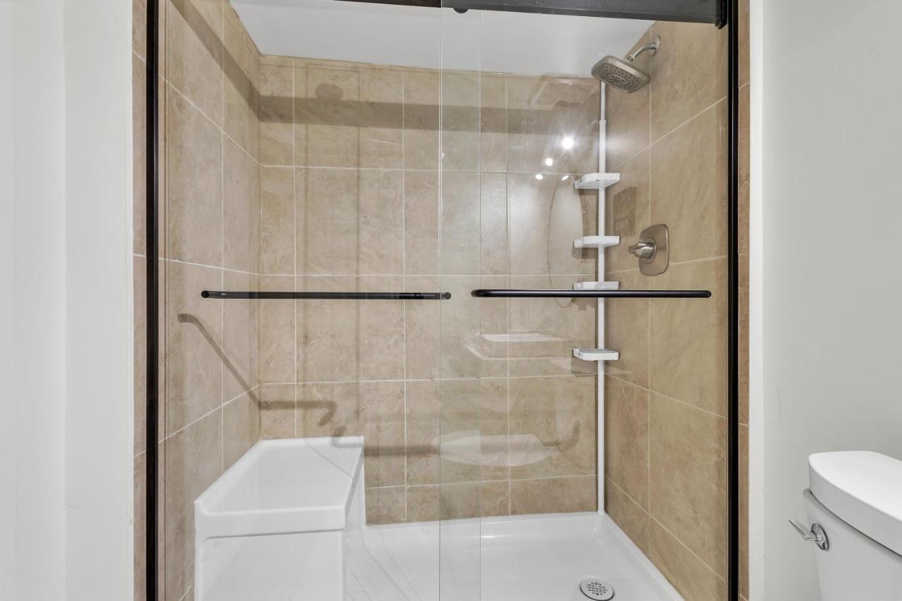 Modern 1 Bedroom + Den In Кеймбридж Екстериор снимка