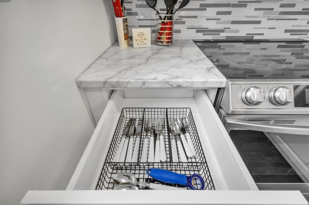Modern 1 Bedroom + Den In Кеймбридж Екстериор снимка