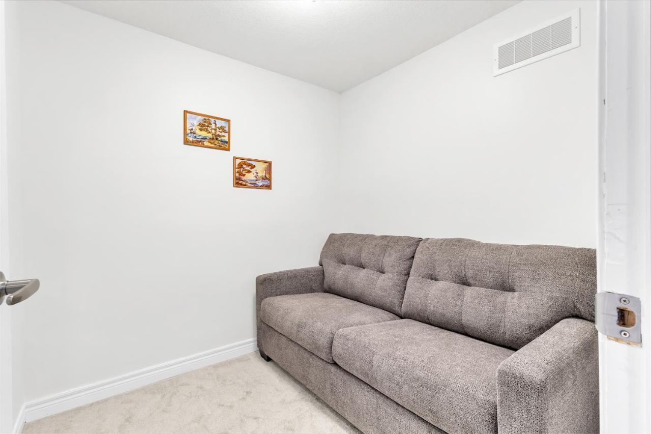 Modern 1 Bedroom + Den In Кеймбридж Екстериор снимка
