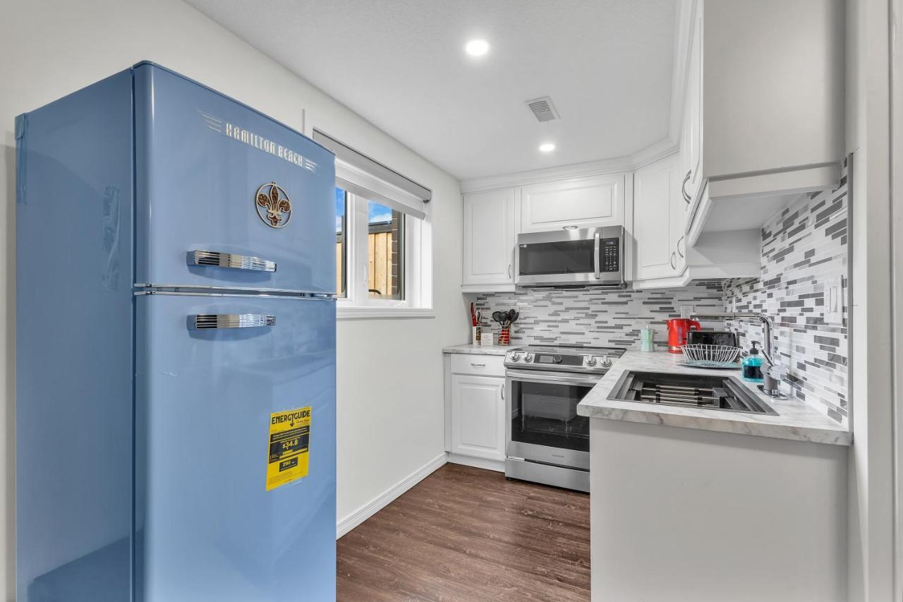 Modern 1 Bedroom + Den In Кеймбридж Екстериор снимка