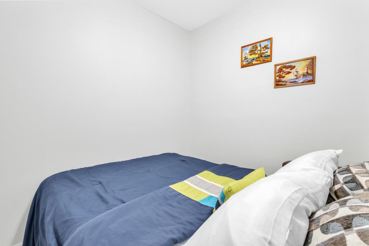 Modern 1 Bedroom + Den In Кеймбридж Екстериор снимка