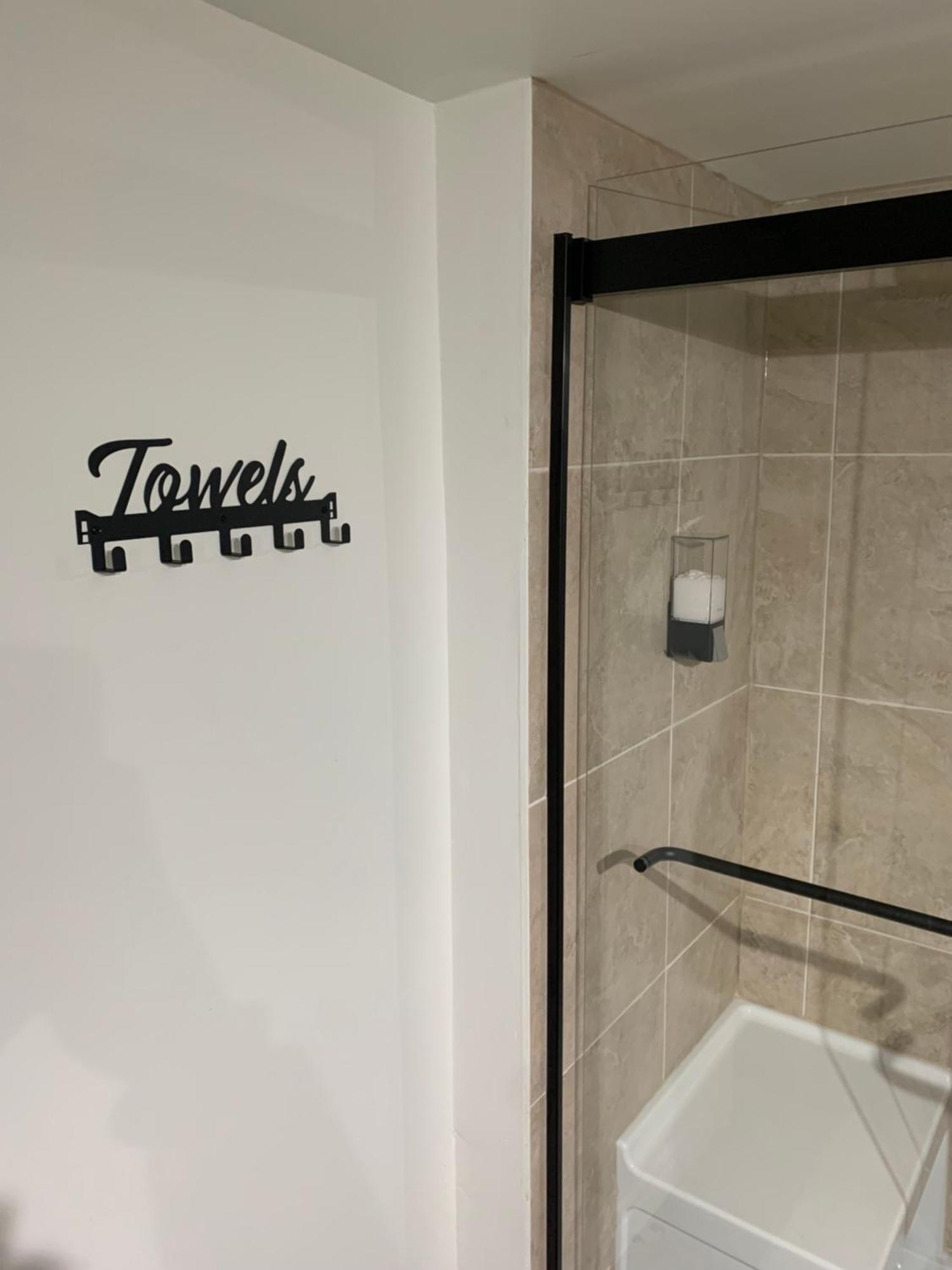 Modern 1 Bedroom + Den In Кеймбридж Екстериор снимка