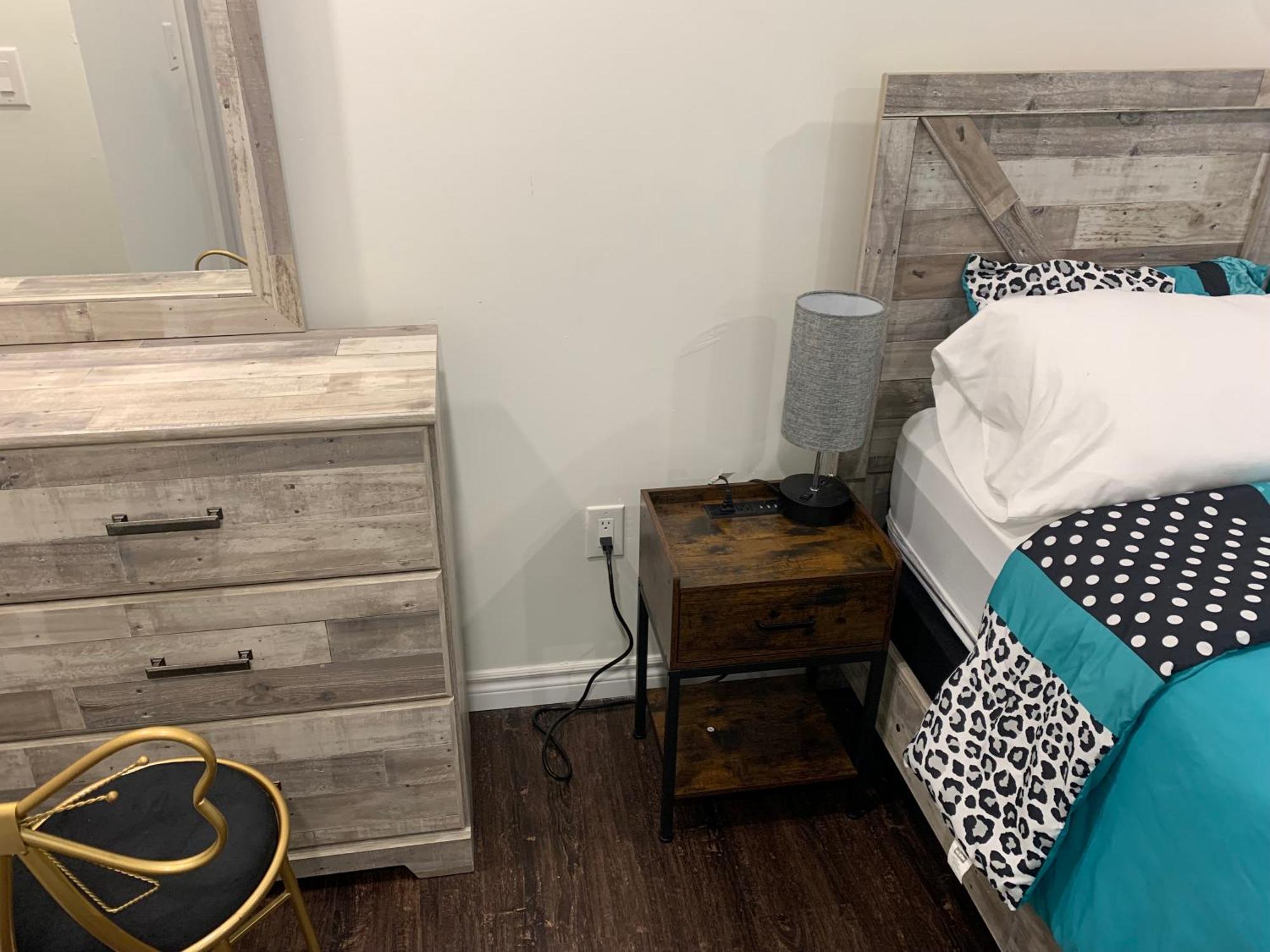 Modern 1 Bedroom + Den In Кеймбридж Екстериор снимка