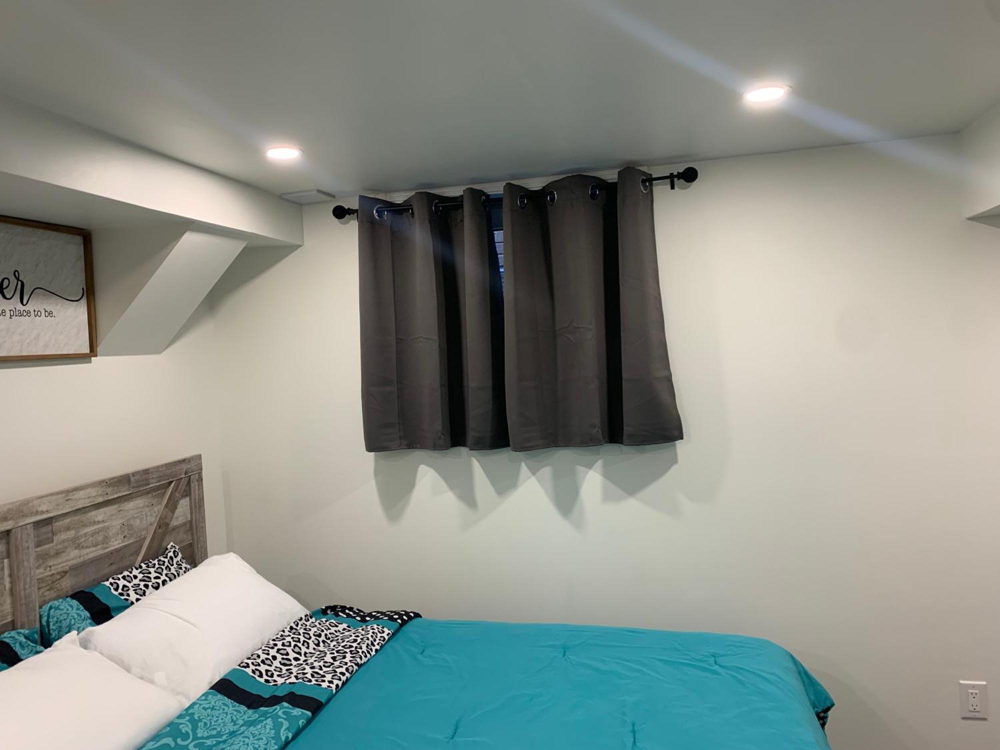 Modern 1 Bedroom + Den In Кеймбридж Екстериор снимка